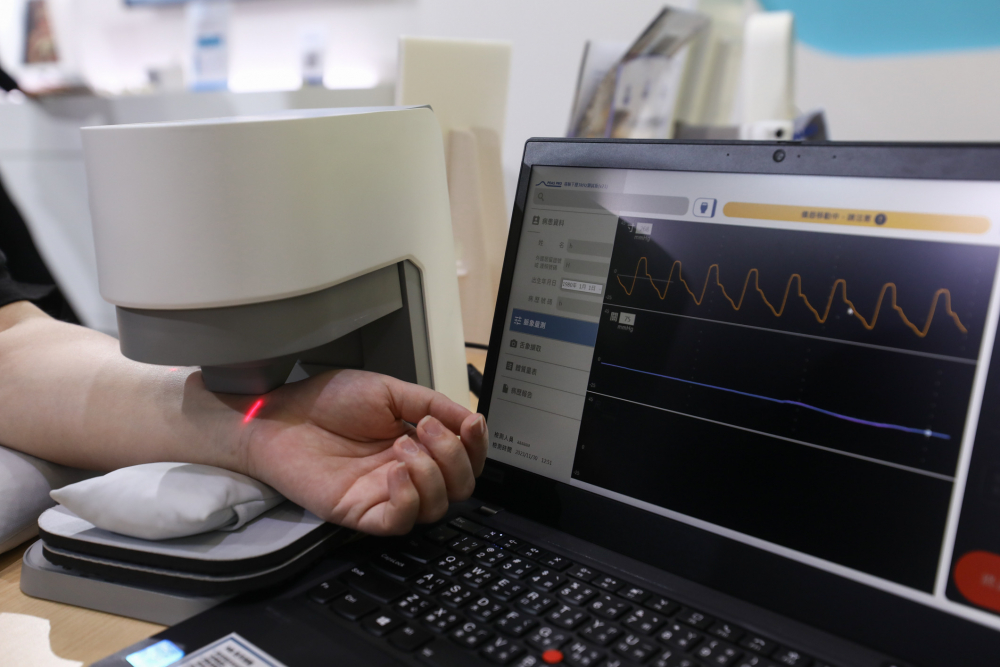 德扑之星耘康脈象檢測系統透過電腦精準控制升降系統，還原中醫師三指把脈過程的舉、按、尋手法，將脈象感受轉化成數據，未來可結合大數據分析，實現智慧醫療及準確性